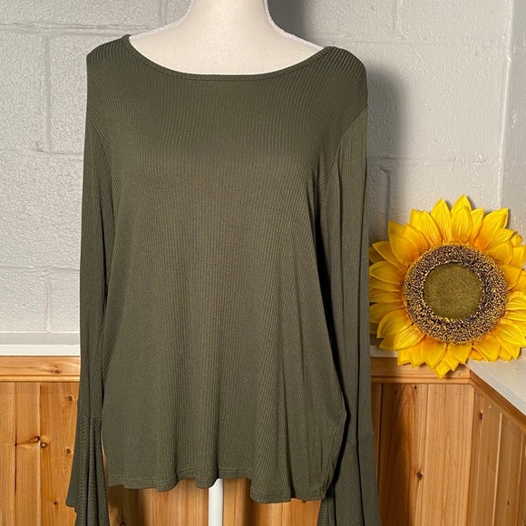 Bobeau Army Green Long Flutter Sleeve Top Size Large - Picture 3 of 10
